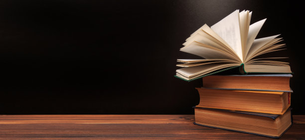 打开黑板背景上的书。——图片图片下载