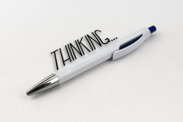 用蓝色和白色的银色笔尖思考文本图片下载