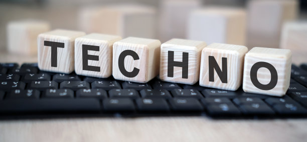 键盘上木制立方体上的TECHNO文本图片下载