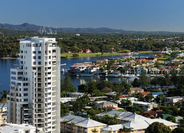 鸟瞰内朗河在冲浪者天堂黄金海岸澳大利亚昆士兰图片下载