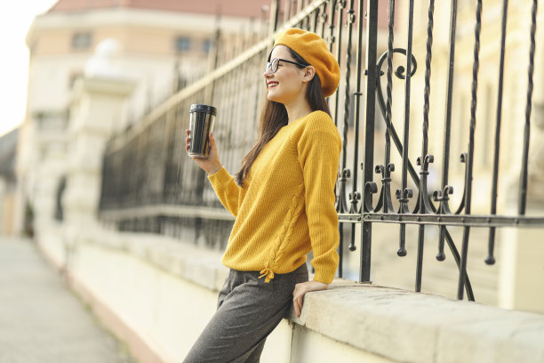 年轻女子在公园喝咖啡图片下载