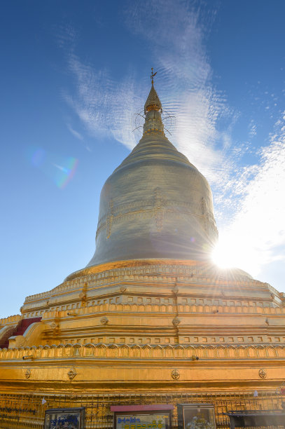 从树后眺望缅甸仰光罗迦南达佛塔图片下载