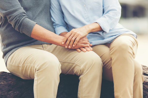 亚洲生活方式老年夫妇浪漫的爱人拥抱和坐在海滩上幸福的爱情浪漫和放松的时间图片下载