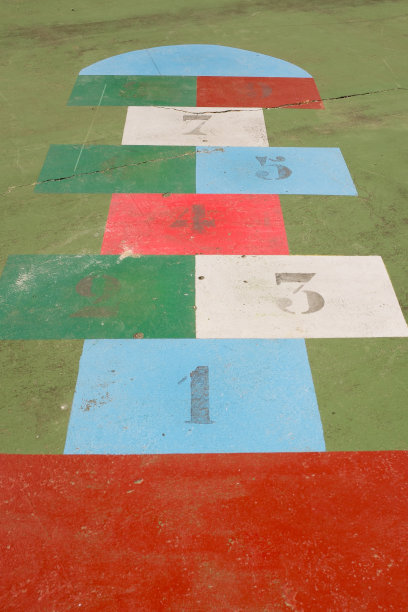 操场上五颜六色的数字图片下载