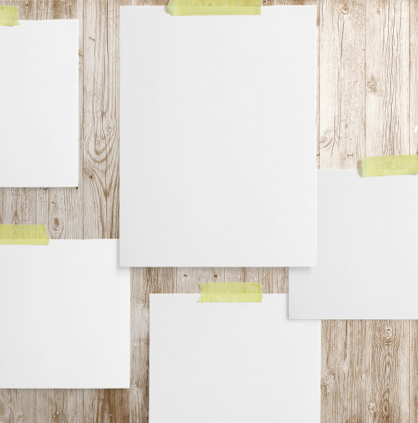 Moodboard模板组成与空白照片卡，宝丽来框架胶粘黄色胶带与花卉阴影覆盖木制书桌。图片下载