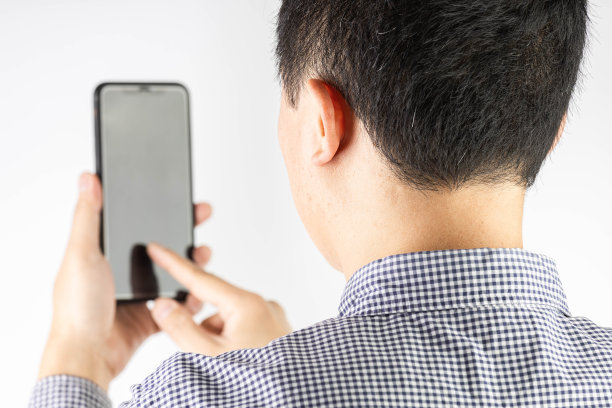 男人使用手机的后视图图片下载