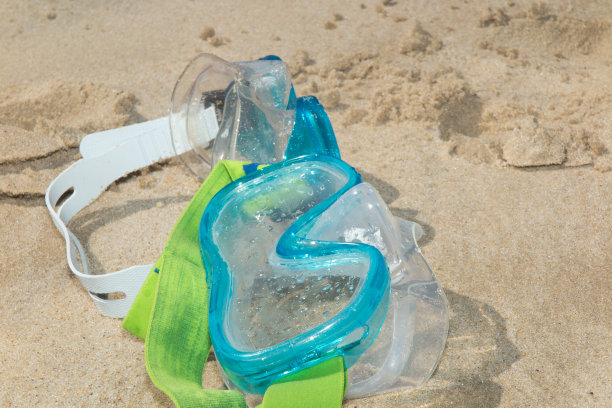 在沙滩上一个潜水面罩的照片图片下载