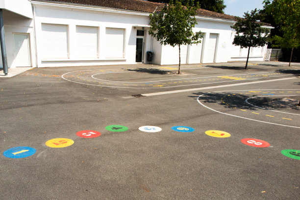 幼儿园建筑外部与操场在一个阳光明媚的日子图片下载