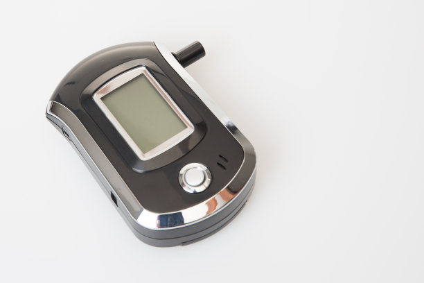 呼吸分析仪测量血液酒精含量不喝酒和驾驶概念与呼吸分析仪图片下载