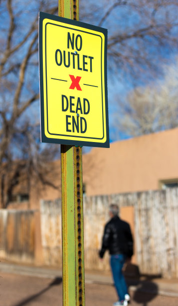 路标:没有出口的死胡同，人走过图片下载