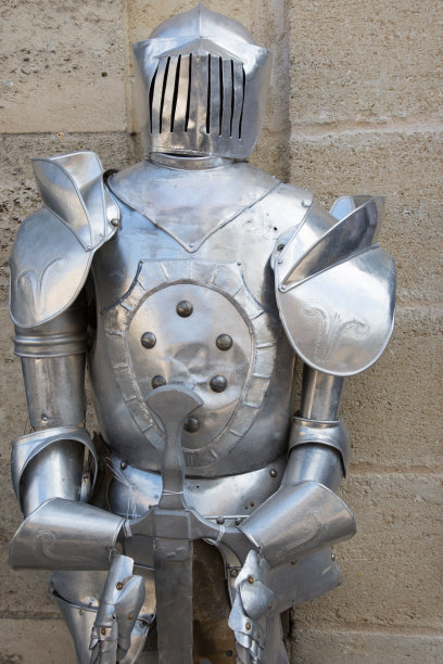 中世纪的金属盔甲是用钢制成的，用于在战斗中保护图片下载