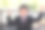 穿夹克打领带的小男孩在公园里图片下载