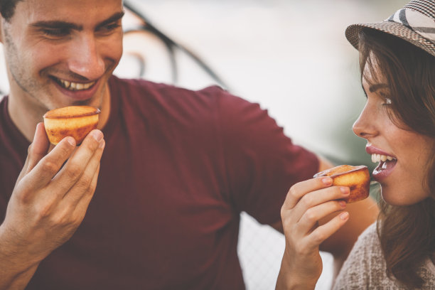 年轻朋友们的松饼时间到了图片下载