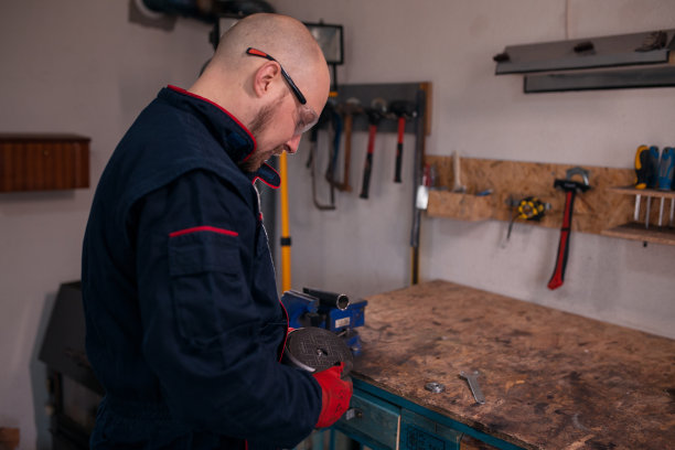 金属工人准备工作图片下载