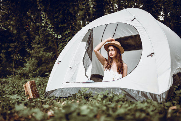 美女的乐趣露营图片下载