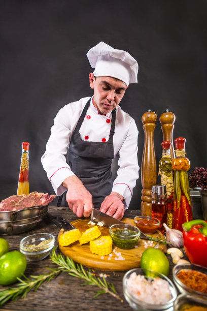 餐饮行业概念：厨师在工作室的餐桌旁烹饪图片下载