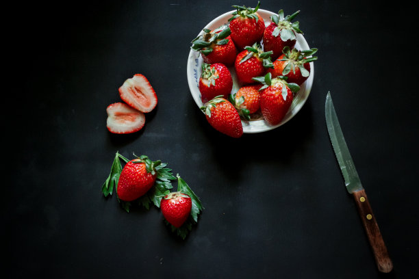 在黑色背景上拍摄一组草莓的深色食物照片图片下载