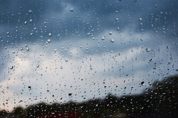 雨点映在蔚蓝多云的天空上图片下载