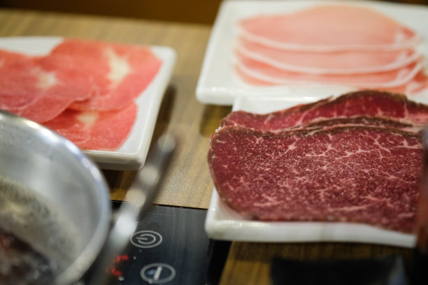 新鲜的薄猪肉片，供素喜烧或烧烤图片下载