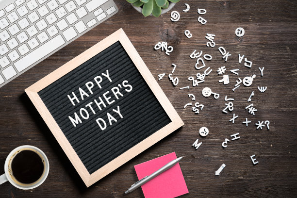 写有“母亲节快乐”的信笺板图片下载