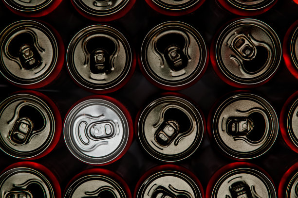 红色铝回收罐。图片下载