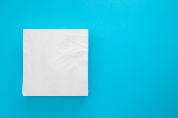 蓝色背景的白色餐巾纸图片下载