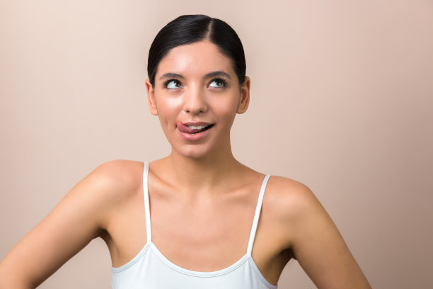 女人节食想着食物。吐着舌头，眼睛朝天的女孩在谋划着什么图片下载