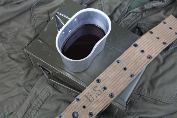 绿色制服背景下的咖啡杯和二战时期美军装备图片下载