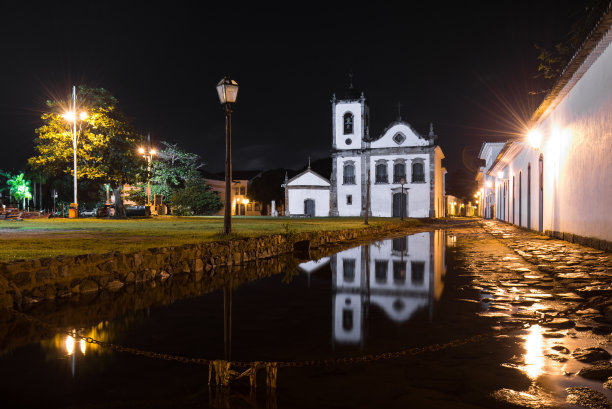 晚上聚会的历史中心图片下载
