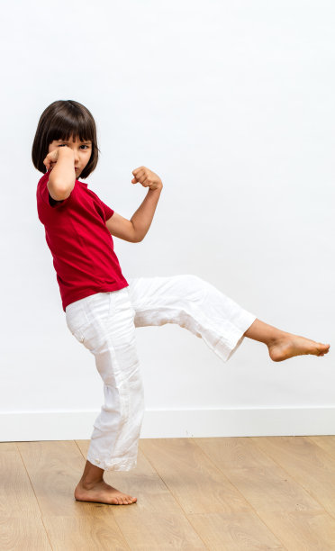 兴奋的孩子展示她的力量，享受锻炼乐趣武术图片下载