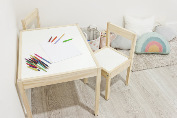 儿童房角落中性装饰。斯堪的纳维亚风格的中性儿童家具。图片下载