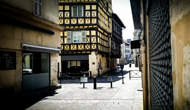 孤身一人在镇上图片下载