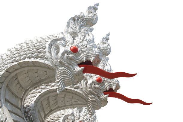 泰国公庙中的白蛇雕像。孤立的白色背景与剪辑路径。图片下载