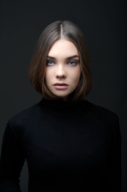 少女卷曲的发型配上黑色的阴影，看上去壮观极了图片下载