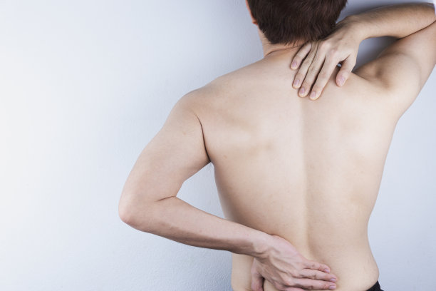 特写男子遭受下背部和颈部疼痛。医疗保健理念。图片下载