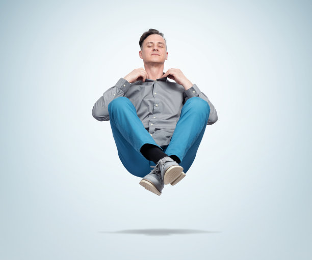 穿着休闲装的快乐男人闭着眼睛冥想漂浮在空中，理解放松图片下载