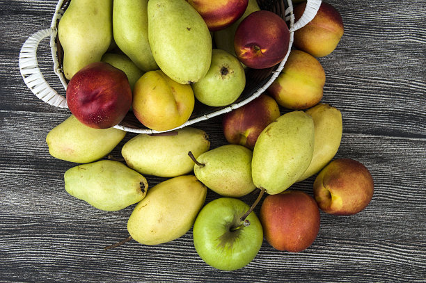 夏天的水果放在果篮里，有梨、苹果和油桃……网页设计根据梨和油桃的照片图片下载