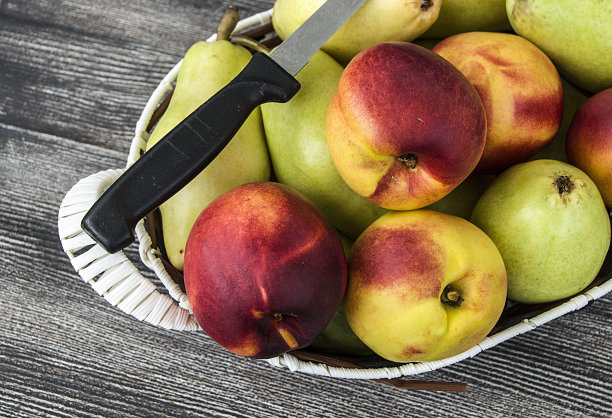 夏天的水果放在果篮里，有梨、苹果和油桃……网页设计根据梨和油桃的照片图片下载