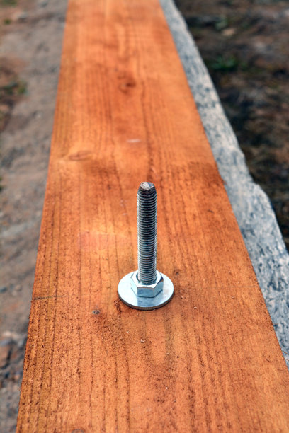 用木板和钢锚进行基础施工图片下载