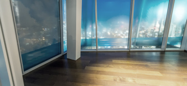 从公寓窗户看到的城市夜景图片下载