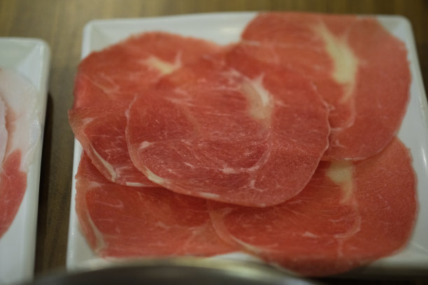 为日式涮锅准备的生猪肉片图片下载