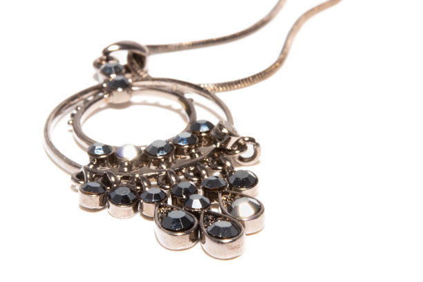 美丽的银色吊坠与黑色的石头和链孤立在白色的背景图片下载