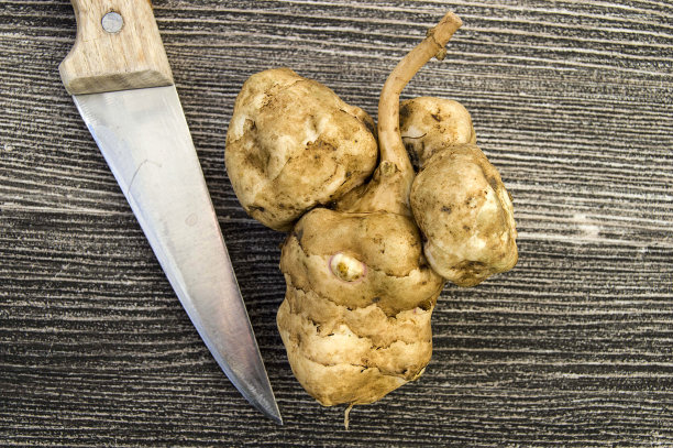 洋蓟，用刀切好放在木板上的下一个盘子里就可以吃了，洋蓟，放在盘子里图片下载
