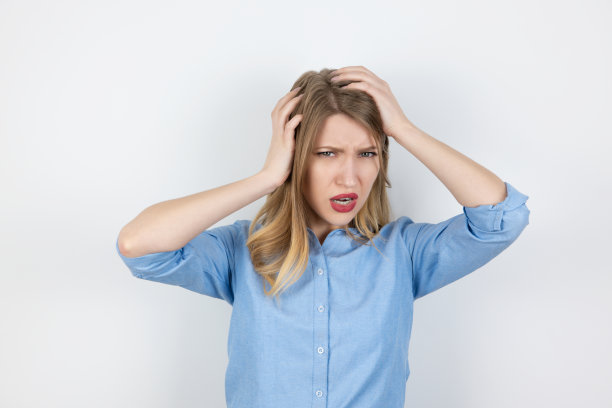 年轻金发女性的脱发问题特写，白色背景，医疗保健概念图片下载