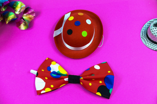 粉色背景上的嘉年华帽图片下载