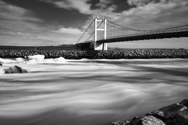 冰岛Jokulsarlon冰川泻湖美丽寒冷的冬季景观，在冬季以桥为背景图片下载