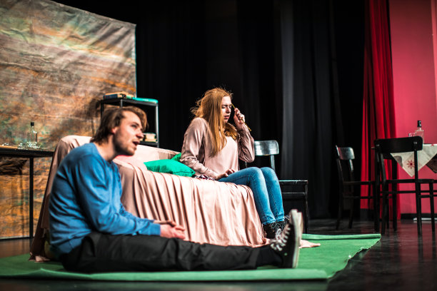 戏剧小组正在舞台上排练一出戏图片下载