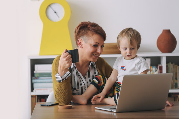 女人在家里图片下载
