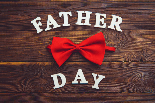 白色字母的“父亲节”字样图片下载