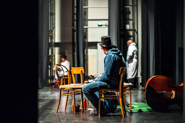 戏剧小组正在舞台上排练一出戏图片下载